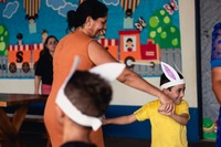 Celebração, acolhimento e muitos sorrisos marcaram a entrega de ovos de Páscoa realizada pela Gerência Municipal de Assistência Social 