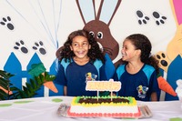 Celebração, acolhimento e muitos sorrisos marcaram a entrega de ovos de Páscoa realizada pela Gerência Municipal de Assistência Social 