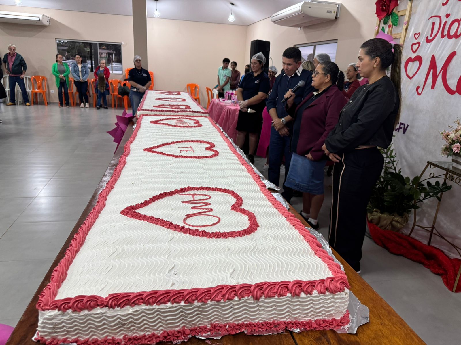 Prefeitura Municipal de Novo Horizonte do Sul realiza homenagem às mães com apresentações culturais, sorteio de brindes e o tradicional bolo