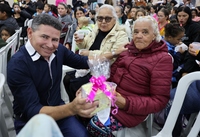 Prefeitura Municipal de Novo Horizonte do Sul realiza homenagem às mães com apresentações culturais, sorteio de brindes e o tradicional bolo