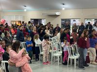 Prefeitura Municipal de Novo Horizonte do Sul realiza homenagem às mães com apresentações culturais, sorteio de brindes e o tradicional bolo