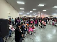 Prefeitura Municipal de Novo Horizonte do Sul realiza homenagem às mães com apresentações culturais, sorteio de brindes e o tradicional bolo